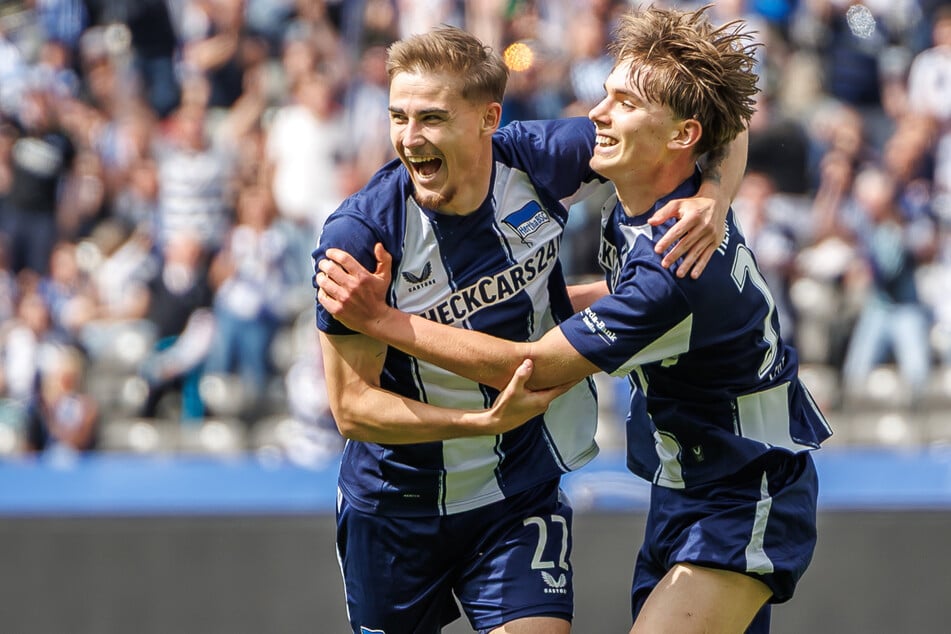 Kennet Eichhorn (16, r.) darf sein erstes Tor für Hertha bejubeln