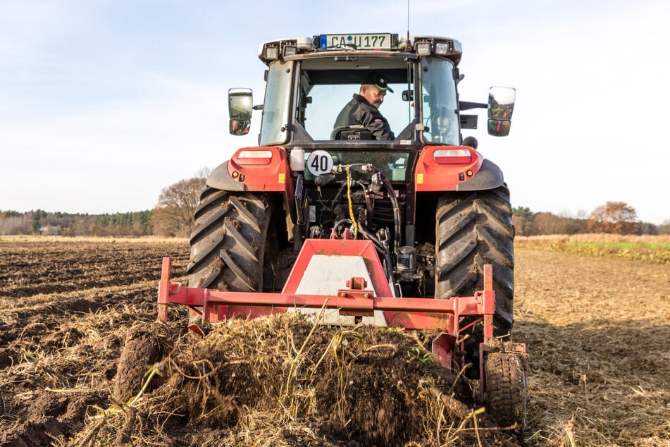 Warum der 24-Jährige die Kontrolle über den Traktor verlor, wird aktuell von der Polizei ermittelt. (Symbolbild)