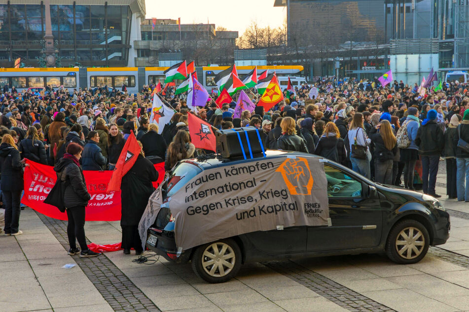 Rund 2000 Menschen nehmen an der Demonstration in der Leipziger Innenstadt teil.