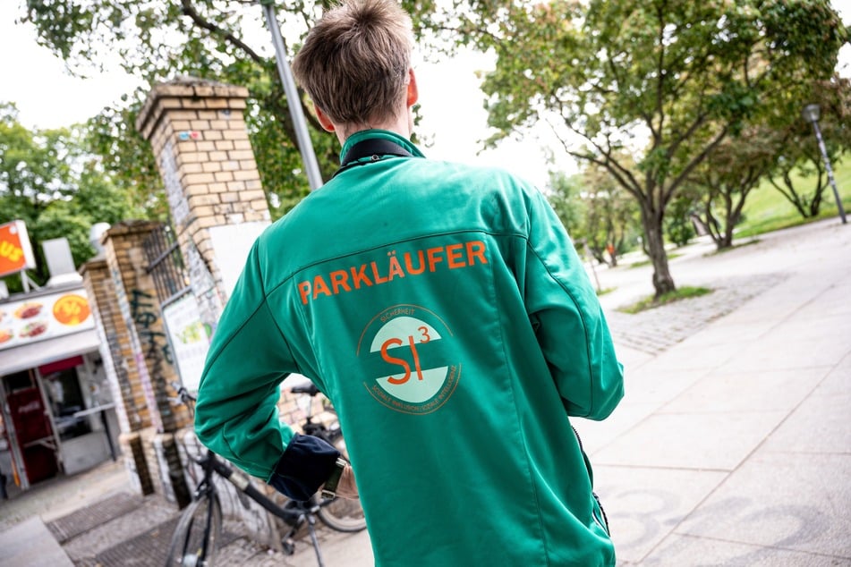 Seit 2016 sorgen Parkläufer in Berlins Parks für mehr Sicherheit und Sauberkeit. Gehören sie bald der Vergangenheit an? (Archivbild)