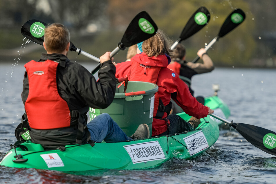 Nachdem die Bootsverleihe wieder öffnen dürfen, stehen auch die grünen Plastikpaddelboote der dänischen Umweltinitiative wieder kostenlos an sechs Verleihstationen an Alster, Bille und Gose-Elbe bereit. (Archivbild)