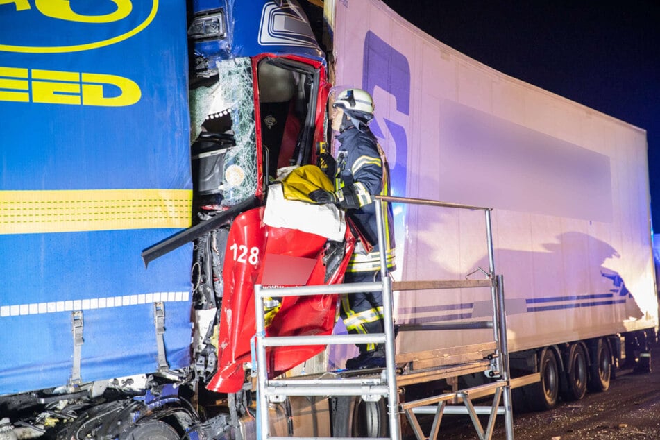 Der Lkw-Fahrer war bei dem schweren Unfall auf der A4 bei Düren massiv in seinem Fahrerhaus eingeklemmt worden.