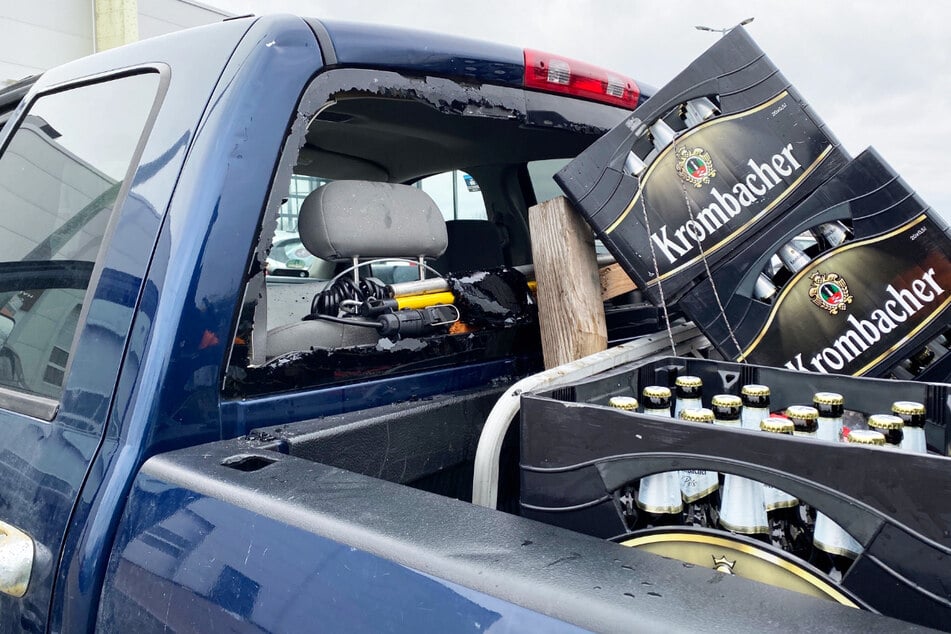Rund 40 Kisten Bier schlecht verstaut: Pick-up verliert Ladung auf Autobahn