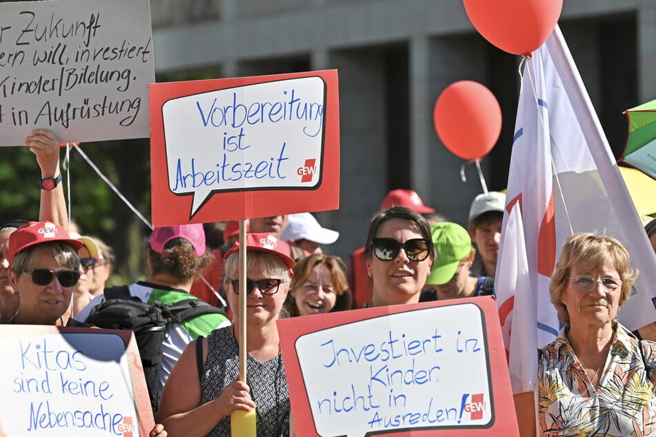 Erzieher und Eltern beteiligten sich an der Demo vor dem Landtag gegen Kitaschließungen und Kürzungen.