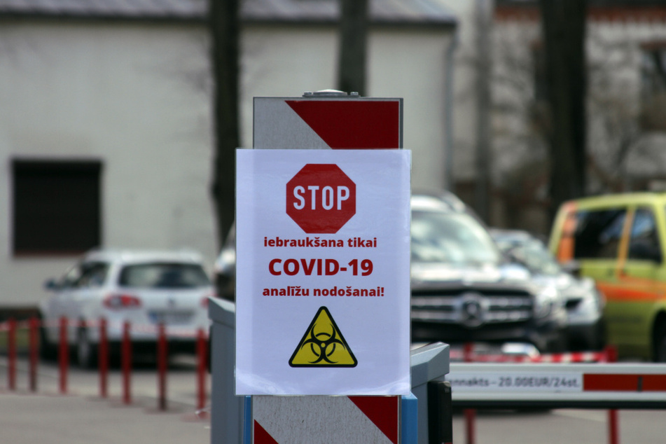 Ein Schild mit einem Stoppzeichen und der Aufschrift "Iebrauksana tikai Covid-19 Analizu nodosanai" (Einfahrt nur zur Abgabe von Covid-19 Analyse) hängt an einer Schrankenanlagen an der Einfahrt zur Teststation an der Pauls-Stradins-Universitätsklinik in Riga. Menschen mit Covid-19 Verdacht werden hier getestet.