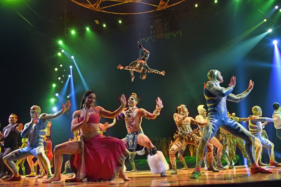 Die Artisten stehen nach der Preview der Show "Totem" des Cirque du Soleil auf der Bühne in München.