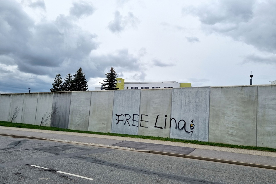 In der Nacht zu Sonntag haben Sprayer den Schriftzug "Free Lina" an die Chemnitzer Gefängnismauer gesprüht.