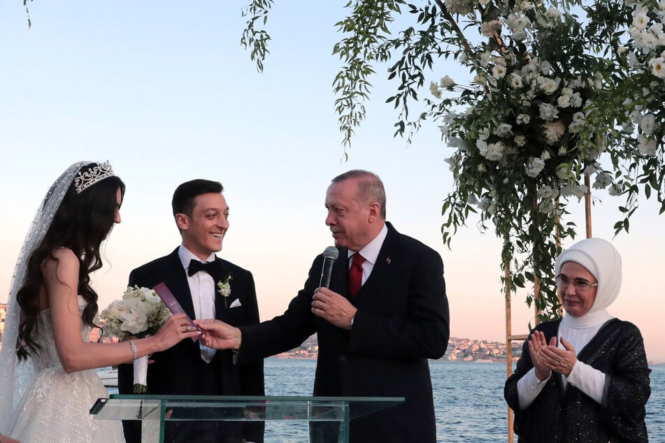 Bei der Hochzeit von Mesut Özil (34, 2.v.l.) und Schauspielerin Amine Gülse (29, l.) fungierte Recep Tayyip Erdoğan (69, 3.v.l.) als Trauzeuge.
