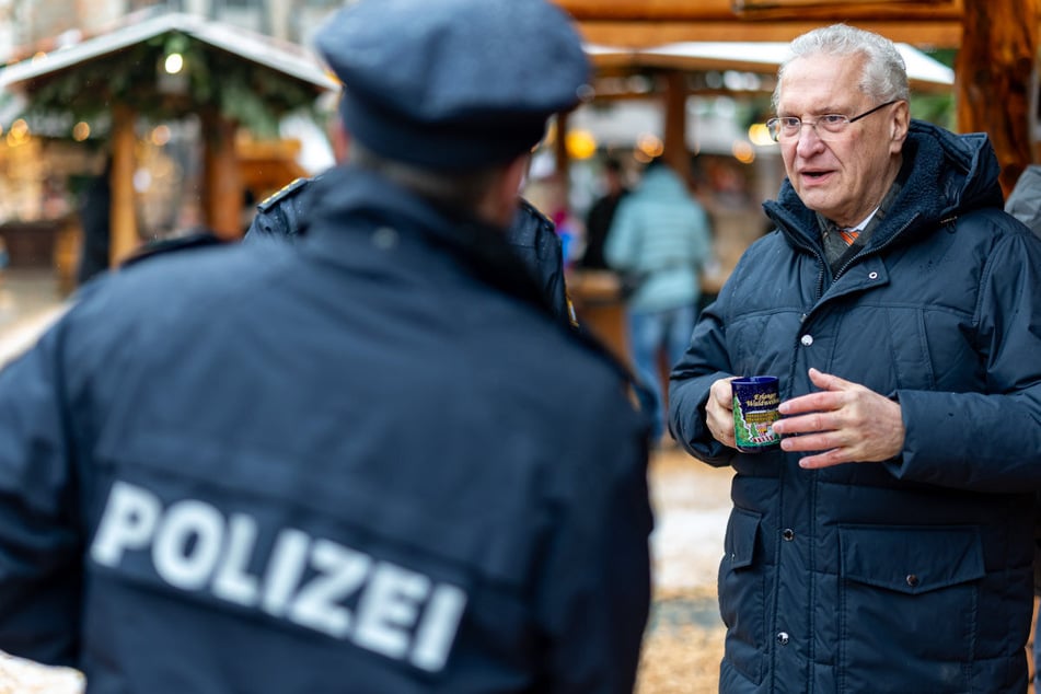 Bayerns Innenminister Joachim Herrmann (69, CSU) traf sich 2025 bereits mehrmals mit Sicherheitskräften auf den bayerischen Weihnachtsmärkten.