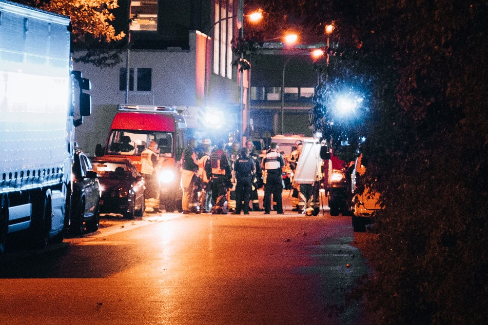 Die Feuerwehr ist vor der Lagerhalle im Einsatz.
