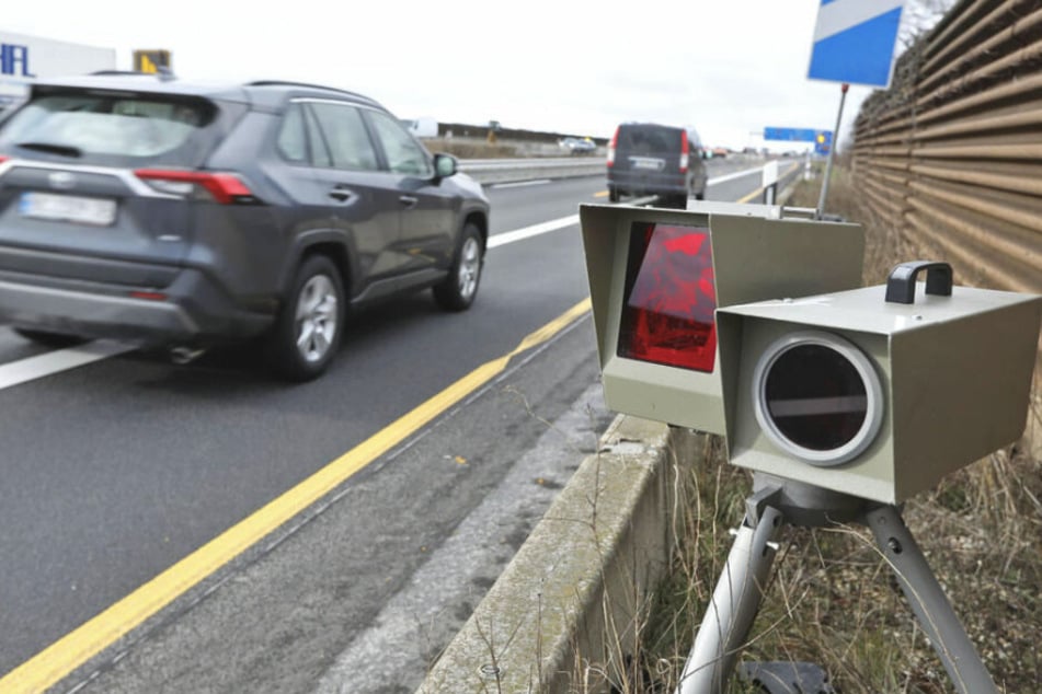 Chemnitz: Raser-Alarm! 100 km/h erlaubt, BMW brettert fast doppelt so schnell über A4 in Chemnitz