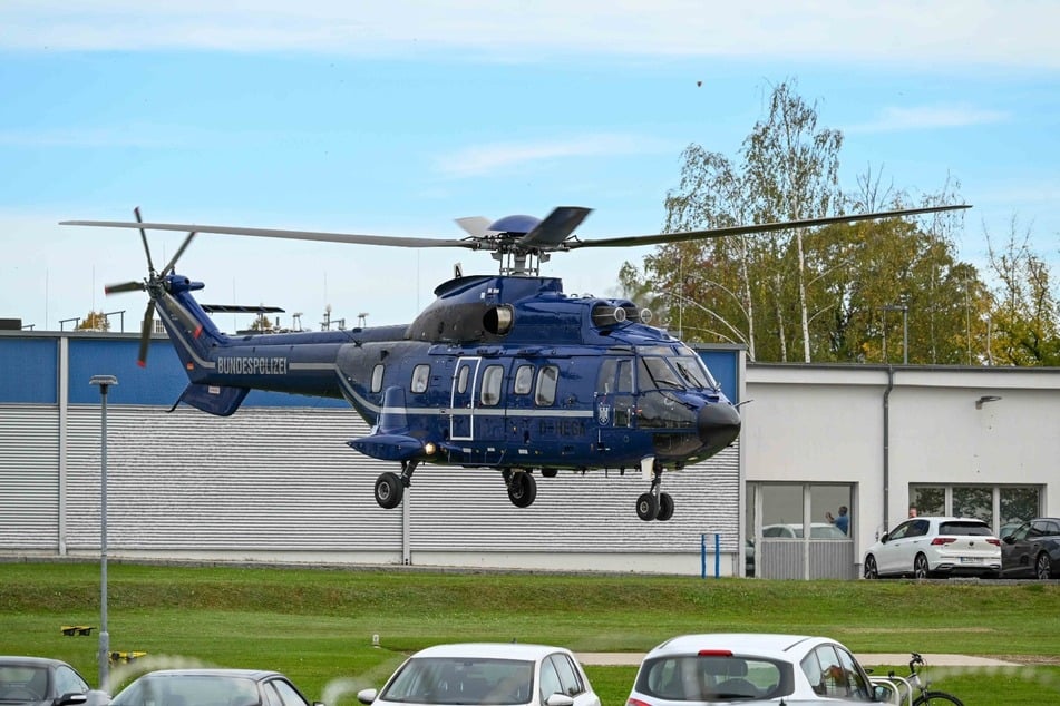 Der Bundespolizei-Helikopter kurz vor der Landung in Leipzig.