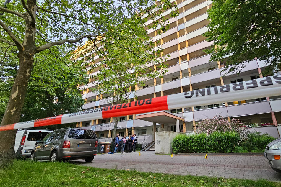 Vor diesem Mehrfamilienhaus spielten sich Sonntagabend die schlimmen Szenen ab.