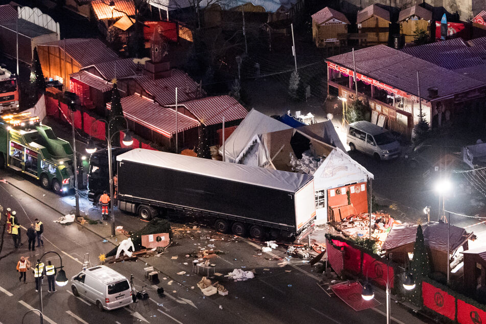 Ein Lastwagen steht am 19. Dezember 2016 neben zerstörten Buden auf dem Weihnachtsmarkt auf dem Berliner Breitscheidplatz.
