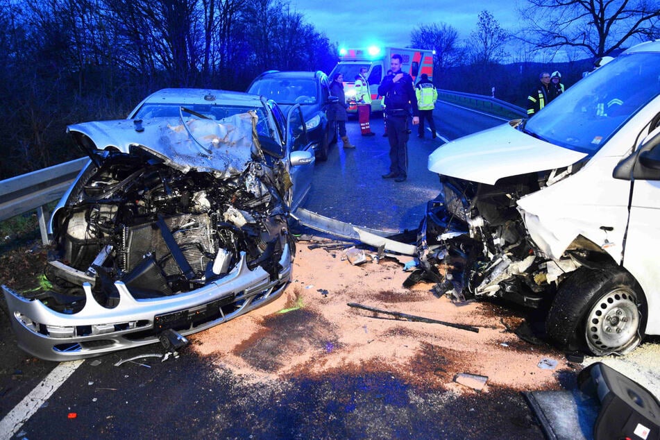 Mercedes kollidiert mit VW-Bus: Sieben teils schwer Verletzte