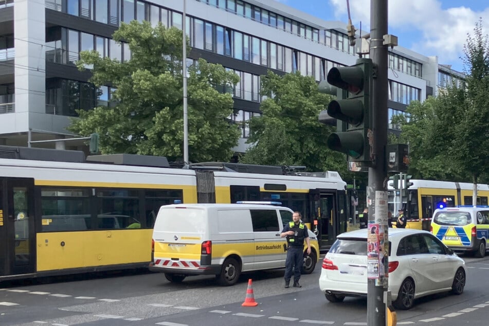 Frau achtet nicht auf Tram und wird lebensgefährlich verletzt
