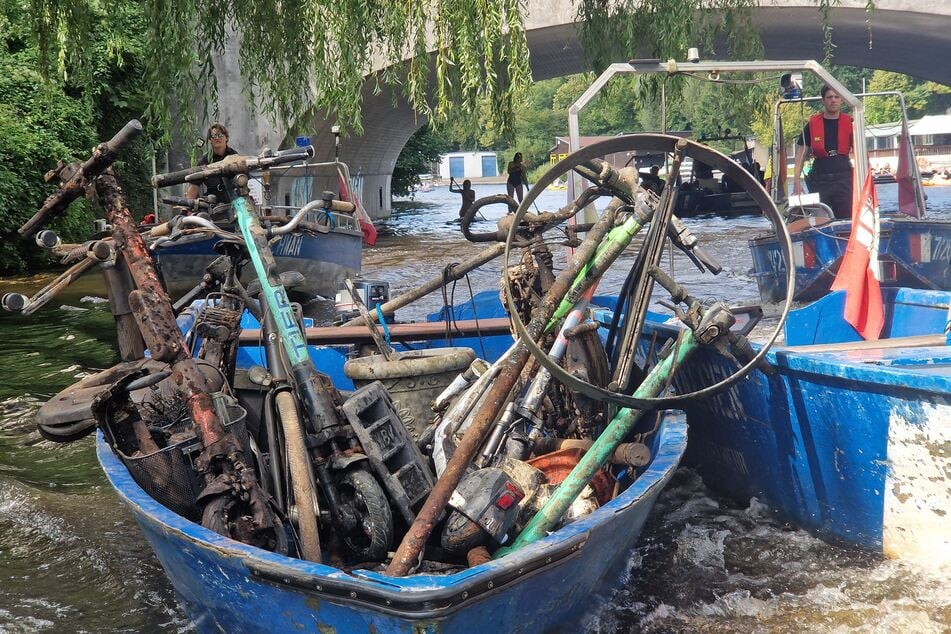 Nach rund drei Stunden im Wasser waren zwei Boote randvoll mit Schrott beladen. Dieser wird nun sortiert, teilweise noch von der Wasserschutzpolizei auf vorliegende Straftaten kontrolliert und dann fachgerecht entsorgt. Die E-Roller gehen zurück an die jeweiligen Anbieter.