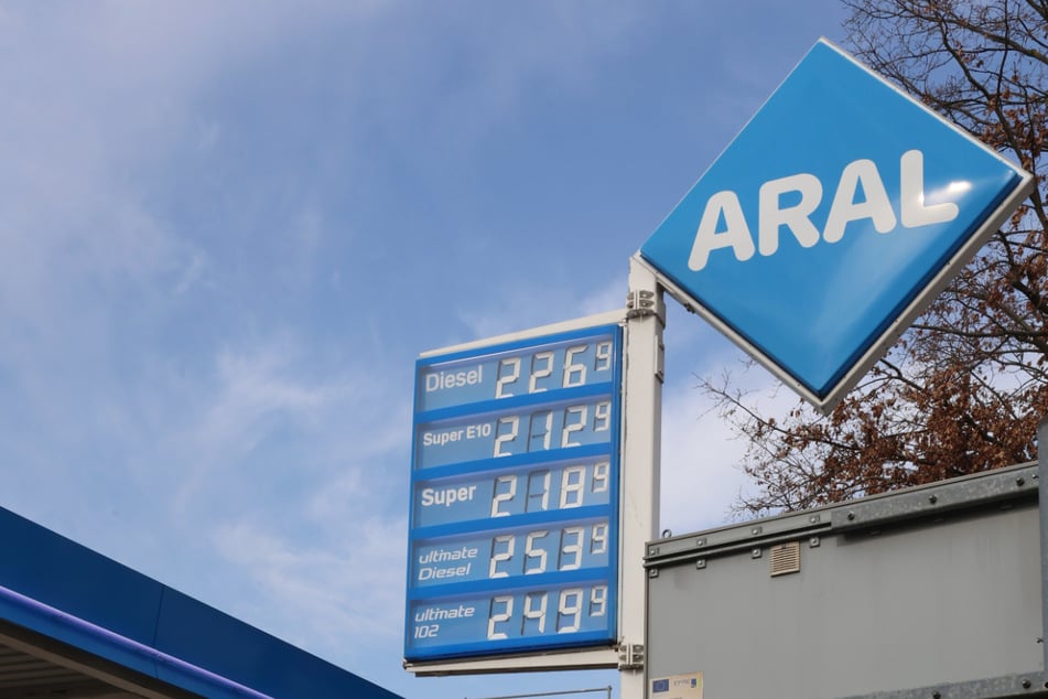 Tankwahnsinn am Montag an der Tankstelle an der Fischhausstraße in Dresden. Die Preise steigen quasi täglich.
