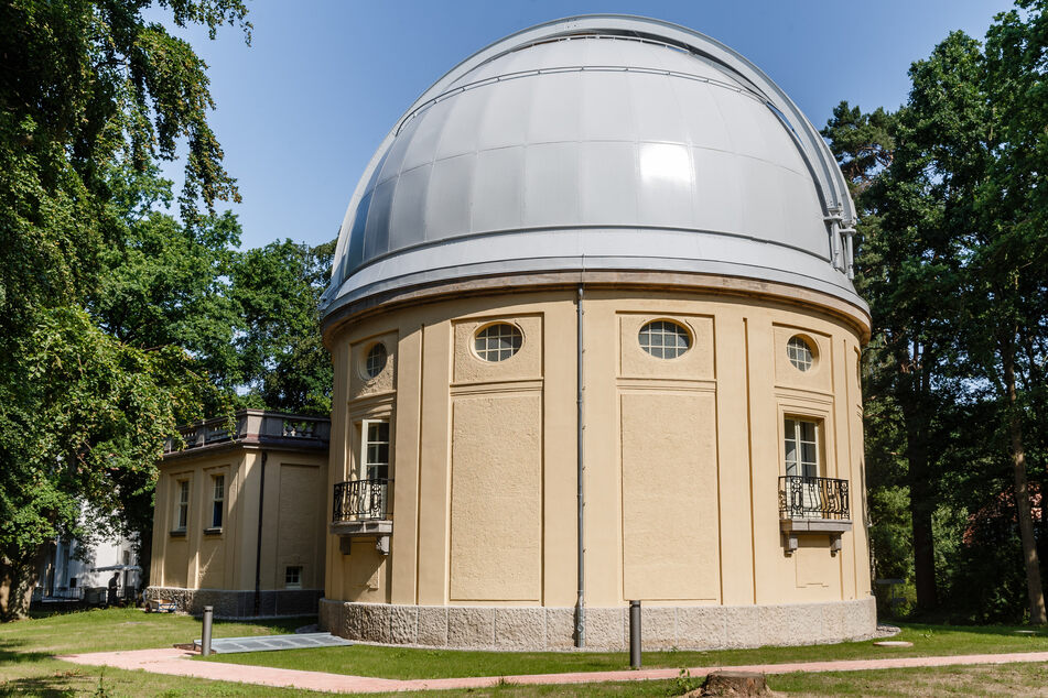Mitarbeitende der Sternwarte bieten Führungen durch die historischen Gebäude an. Ab 22 Uhr ist an beiden Tagen ein Blick durch die Teleskope möglich.