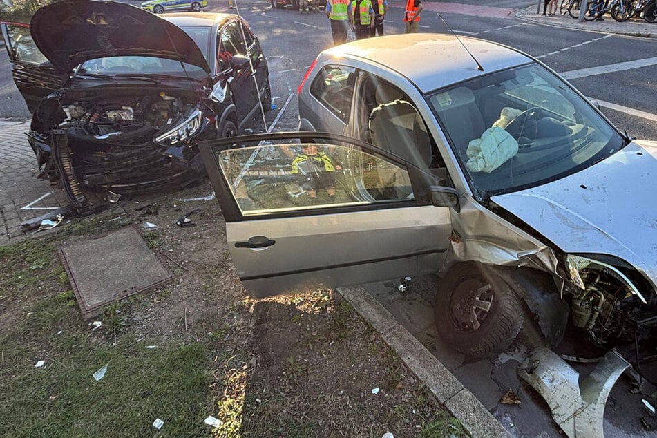 Schwerer Crash in Freital: Vier Verletzte bei Vorfahrtsunfall!