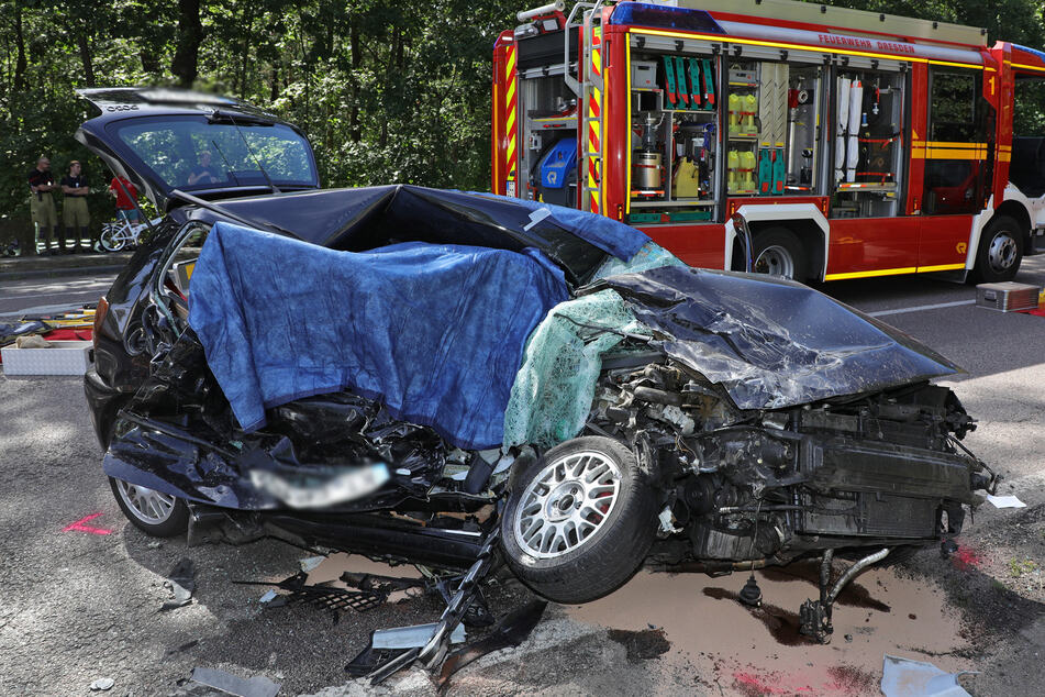 Bei einem Unfall am 30. Juli auf der Moritzburger Landstraße in Dresden starb die Beifahrerin (†77) im Polo.
