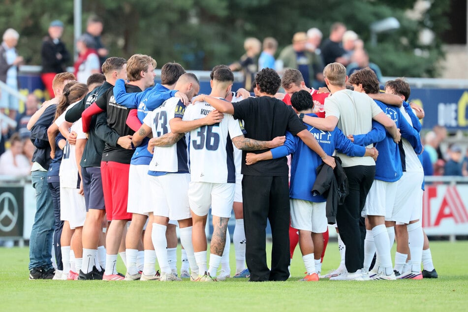 Der Zusammenhalt in der Mannschaft scheint wieder zu passen. Etwas, was in den letzten zwei Jahren dafür sorgte, das Lok Leipzig Meister wurde.