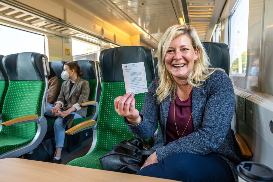 Ulrike Höverkamp (47) hat sich ein 9-Euro-Ticket für Bahn und Stadtverkehr besorgt.