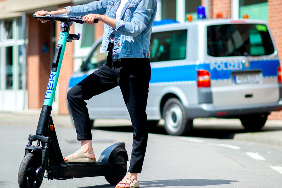 Die Polizei musste in München zwei Touristinnen über das korrekte Verhalten auf E-Scootern aufklären. (Symbolbild)