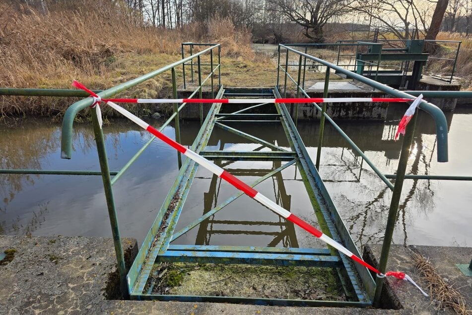 Die Brücke über die Kleine Röder ist wegen Diebstahls nicht mehr passierbar.