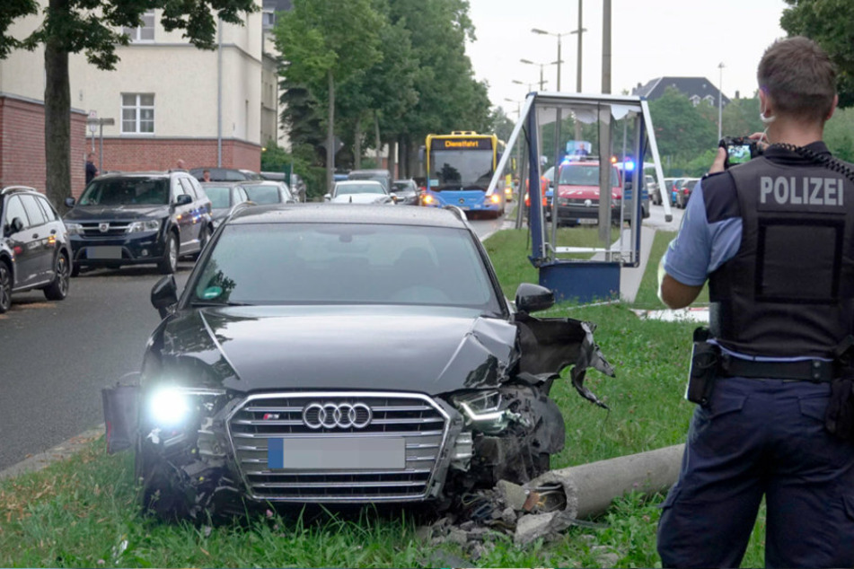 Einer der Audis wurde auf den Mittelstreifen geschleudert. Dabei wurden eine Werbetafel und einen Lichtmast zerstört.
