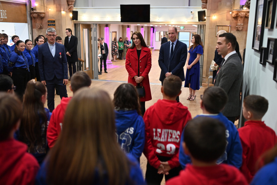 Prinz William (40) und seine Frau - Herzogin Kate (40) - sind bei öffentlichen Veranstaltungen oft auch mit Kindern und Jugendlichen zusammen.
