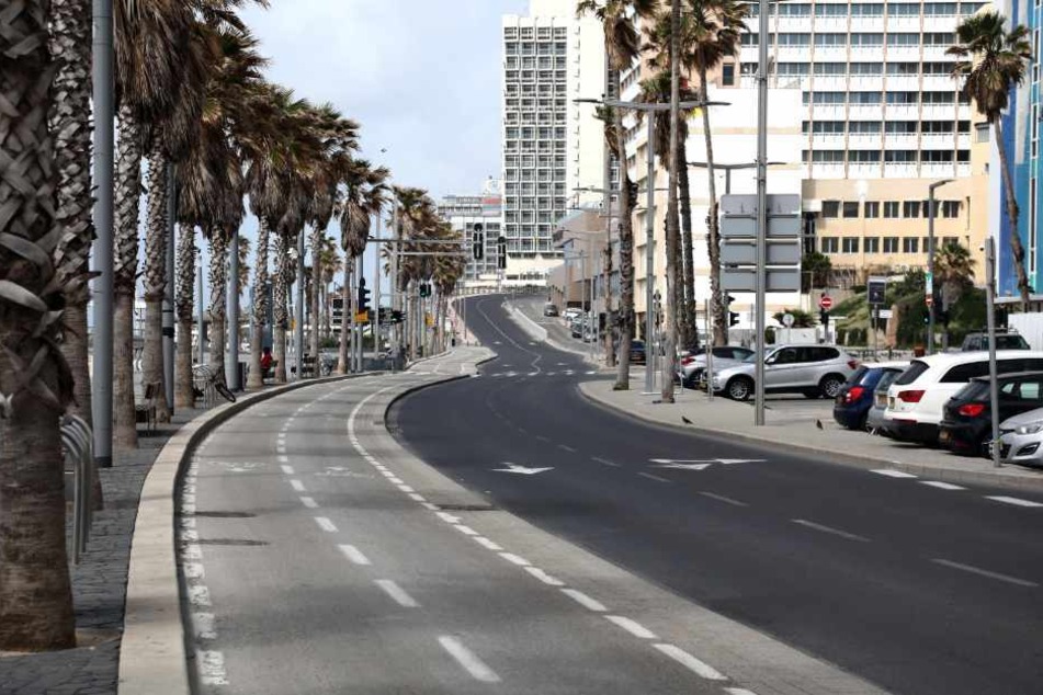 Israel, Tel Aviv: Eine Straße am Meer ist komplett leer. 