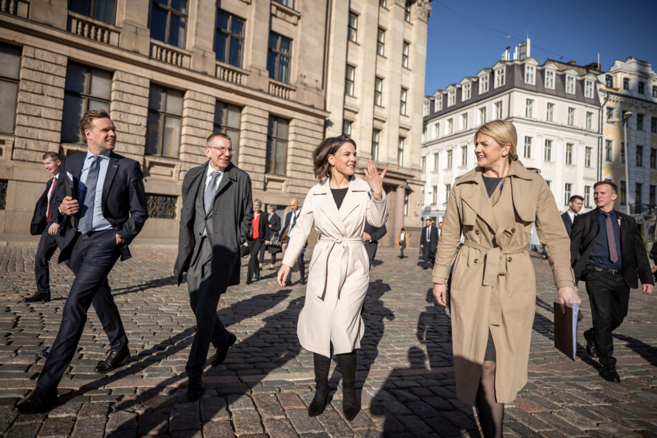 Annalena Baerbock geht neben Edgars Rinkevics, Außenminister von Lettland, Eva-Maria Liimets, Außenministerin von Estland, und Gabrielius Landsbergis (l.), Außenminister von Litauen, durch die Altstadt von Riga.
