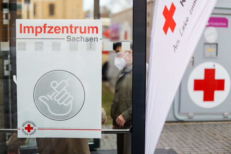In Sachsen gibt es aktuell 13 Impfzentren, etwa 2.400 Arztpraxen und 30 mobile Teams, welche gegen das Coronavirus impfen.