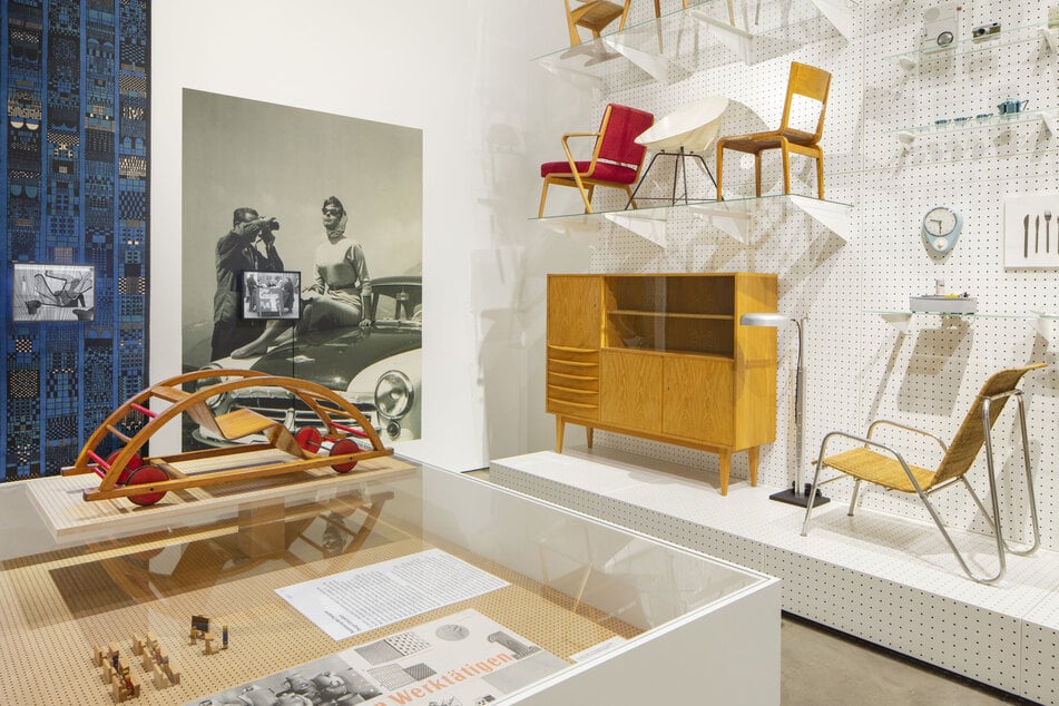 Blick in die Ausstellung "Deutsches Design 1949 - 1989. Zwei Länder, eine Geschichte" im Lipsiusbau 2021 - in Kooperation mit dem Vitra Design Museum in Weil am Rhein.