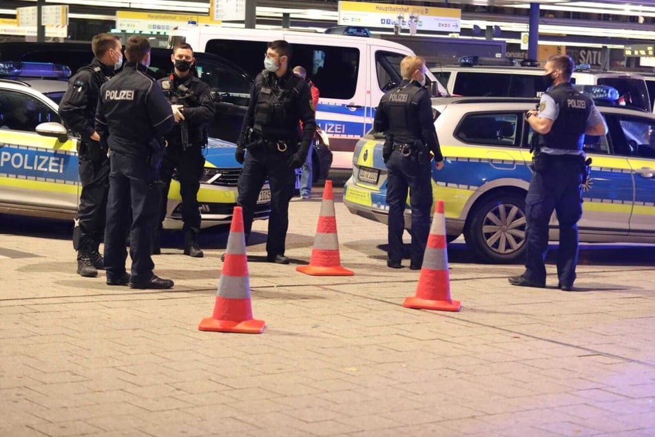 The police are with a large contingent at Leipzig central station.