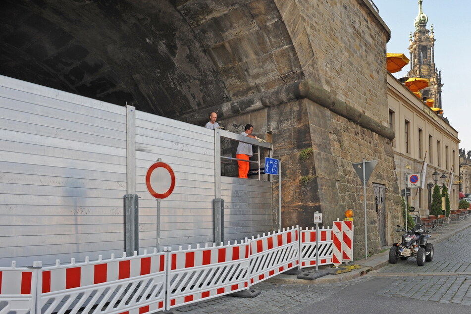 Mit mobilen Fluttoren versucht die Stadt Dresden ihre Altstadt zu schützen.