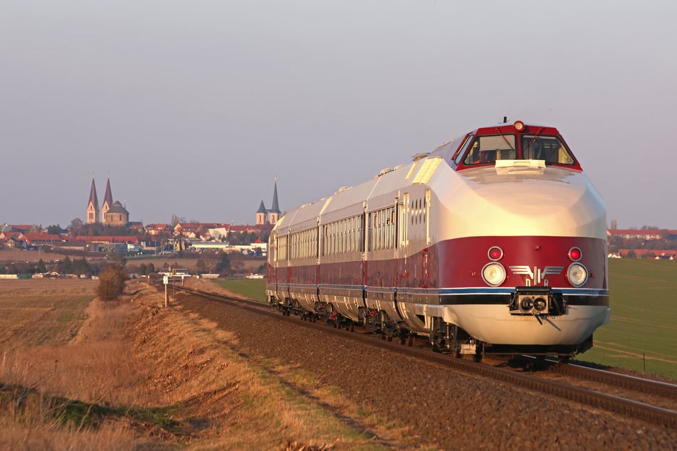 Seltener DDR-Zug nach Restauration auf Probefahrt