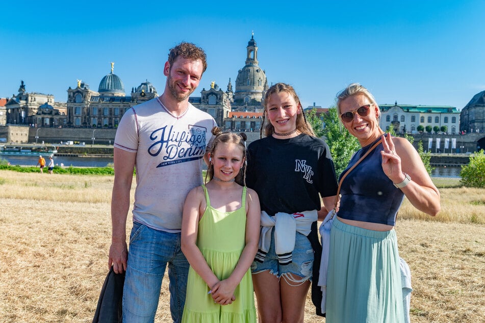 Andreas (42, v.l.), Janna (10), Maya (13) und Mella (39) sind zum ersten Mal in Dresden.