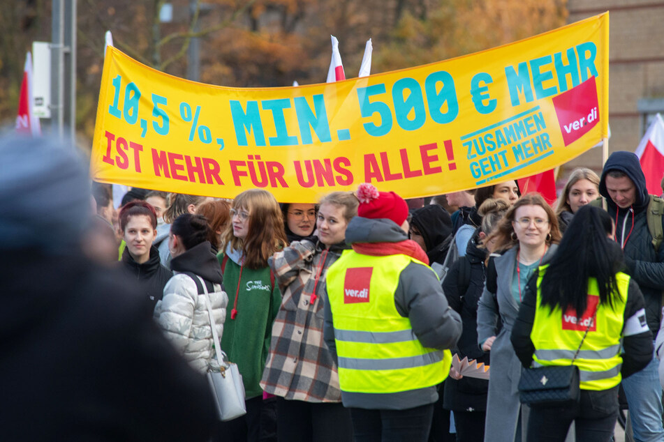Die Gewerkschaften fordern 10,5 Prozent mehr Geld, mindestens aber ein Plus von 500 Euro.