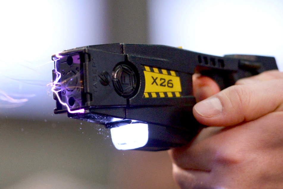 Ein sogenannter Taser wird auf dem Gelände der Landespolizeischule während einer Sitzung des Innenausschusses des Berliner Abgeordnetenhauses präsentiert.