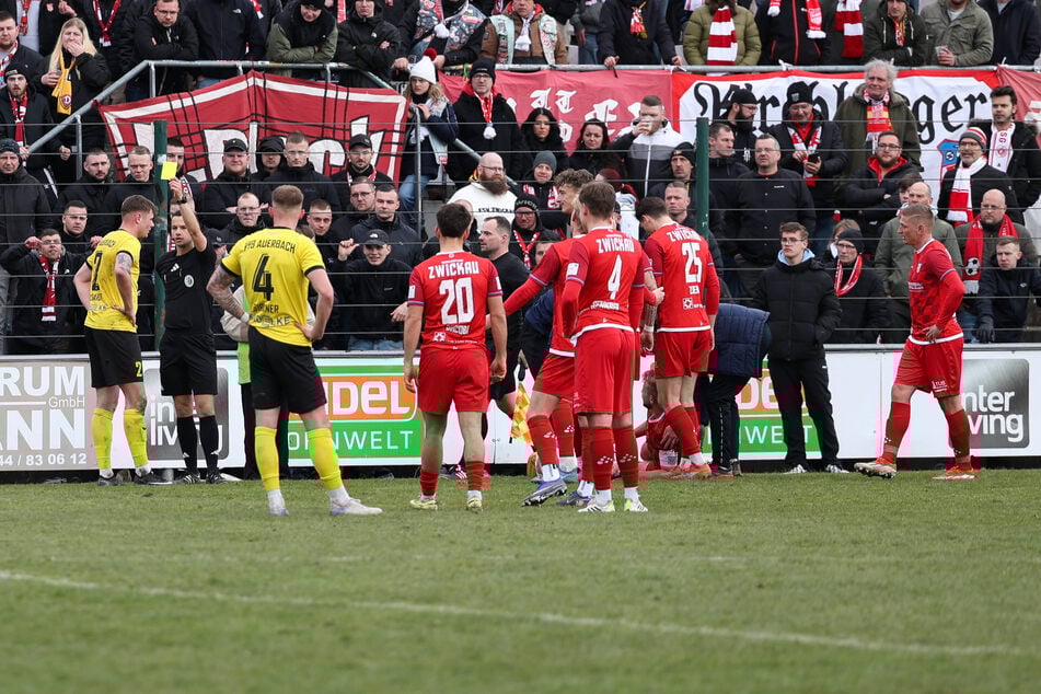 War genauso heftig, wie es aussah! Max Somnitz (22, M. verdeckt liegend) zog sich beim Foul von Pascal Schardt (l.) einen Wadenbeinbruch sowie einen Syndesmosebandriss im linken Knöchel zu.