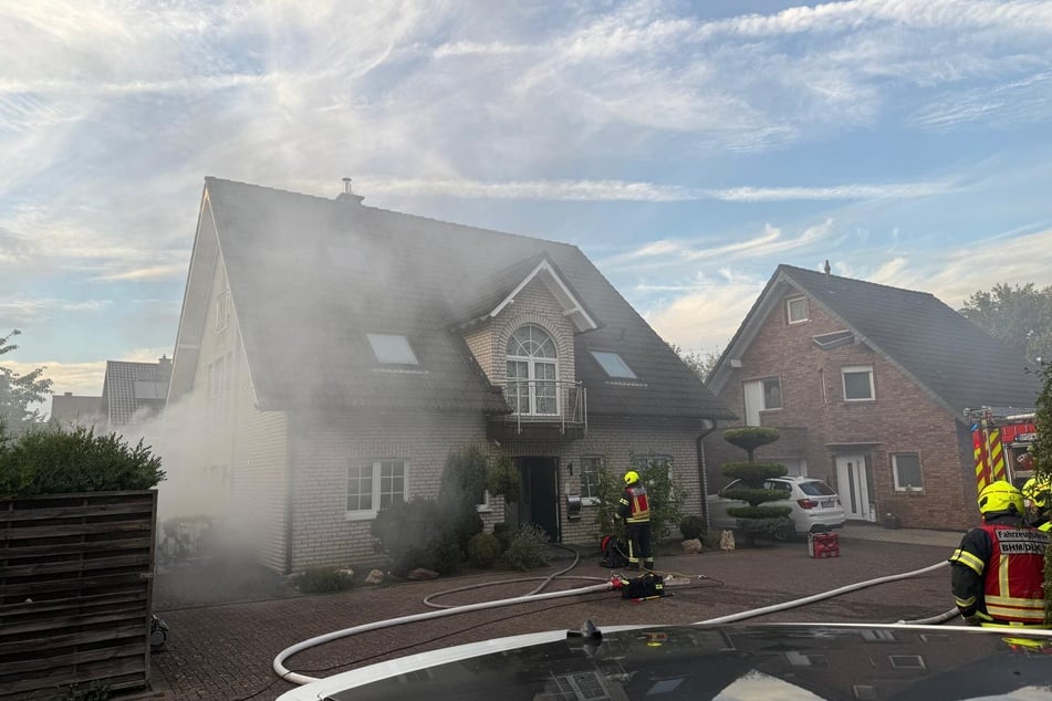 Wie sehr das Haus in Mitleidenschaft gezogen wurde und warum der Akku Feuer fing, ist noch unklar.