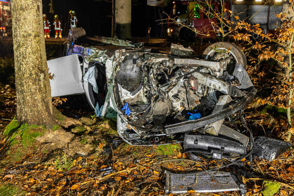 Crash im Vogtland: BMW überschlägt sich mehrfach, Fahrer (26) schwer verletzt