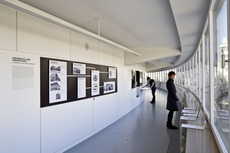Die versteckte Ausstellung im halbrunden Erker informiert auch über Kaufhaus-Architekt Erich Mendelsohn.
