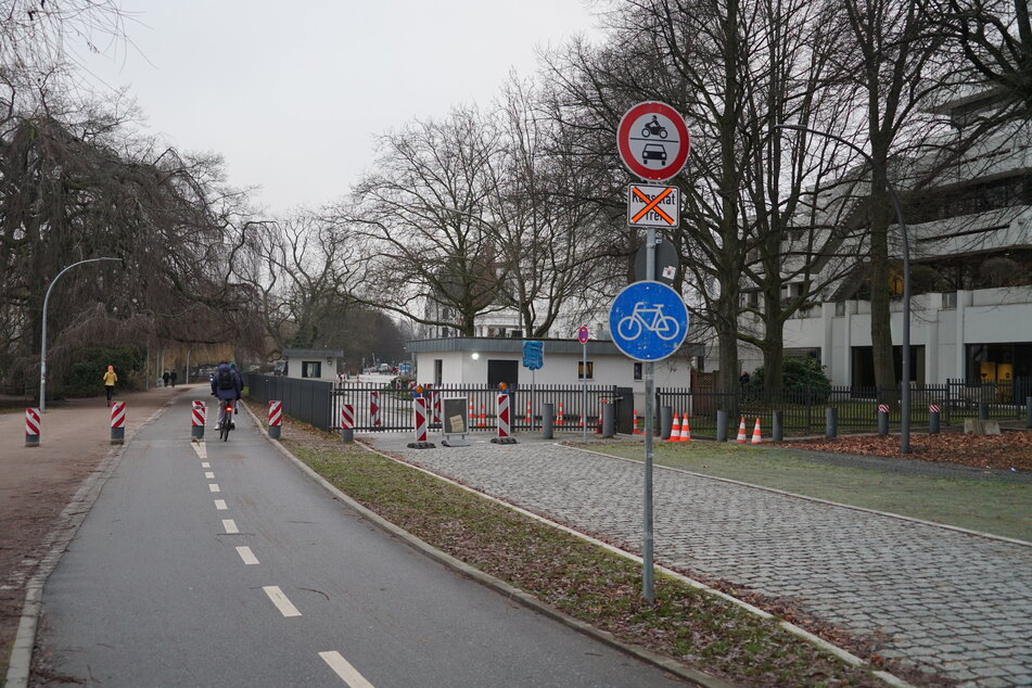 Fußgänger und Radfahrer müssen zwischen den Barrieren hindurch. Die Straße vor dem ehemaligen US-Generalkonsulat im Januar 2023.