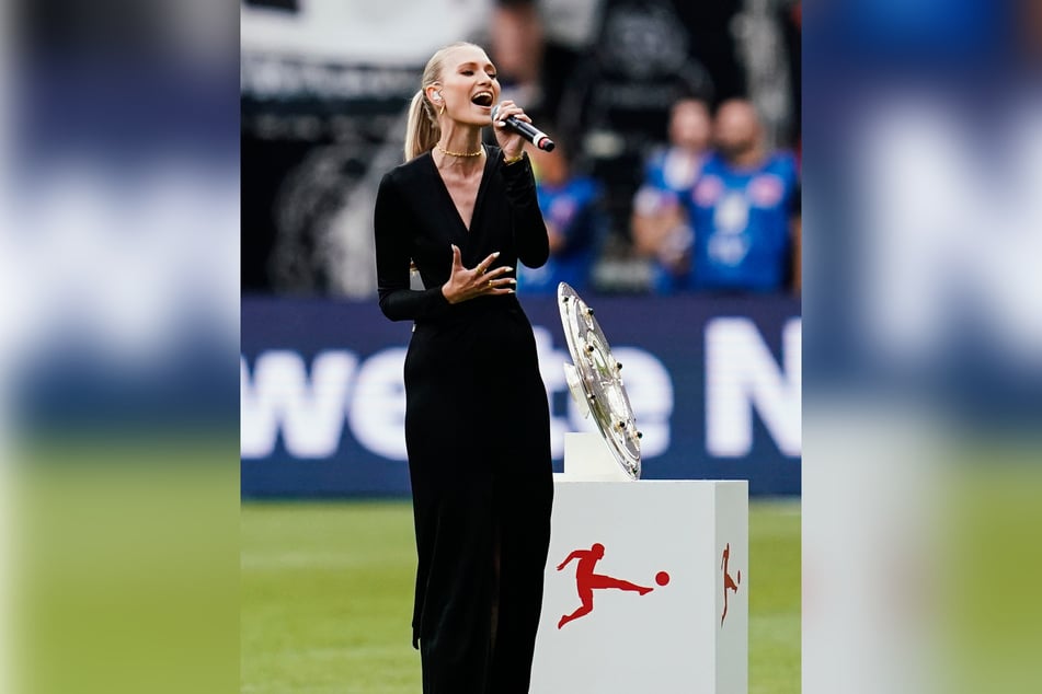 Carolin Niemczyk (35) sang bereits bei der Bundesliga-Eröffnung 2022 die deutsche Nationalhymne.
