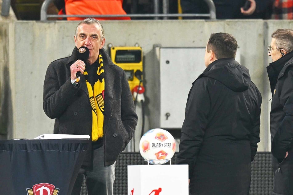 Ralf Minge (65, l.) wurde am Freitagabend als Ehrenspielführer der SGD geehrt.