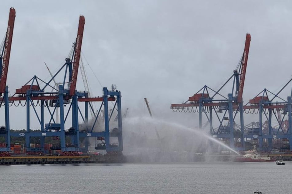 Hamburg: Feuer im Hamburger Hafen! Sechs Menschen müssen von Containerbrücke gerettet werden