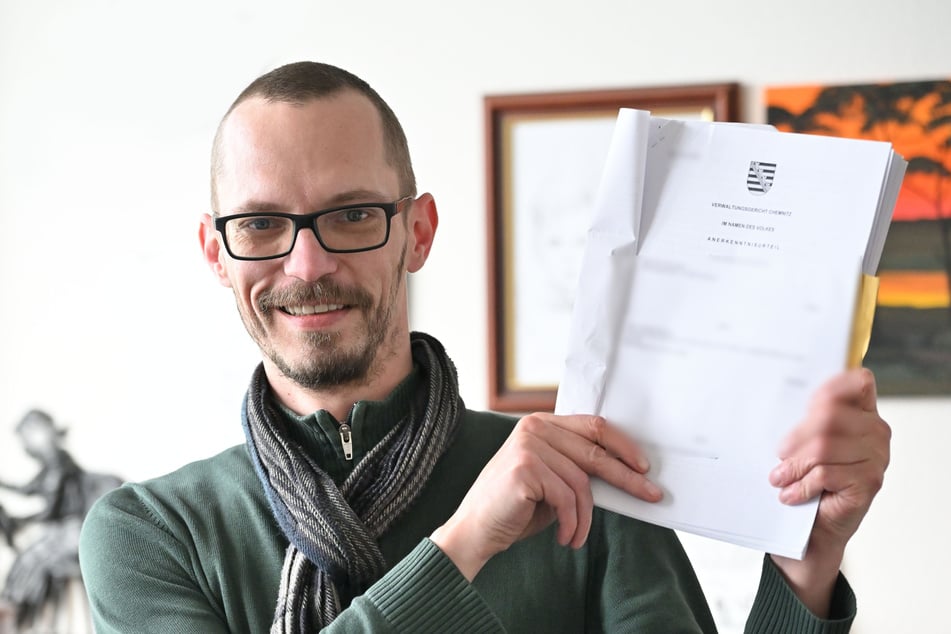 Später Erfolg: Billy Bauer (38) aus Zwickau mit dem Urteil, das die Ausgangssperren von 2020 als rechtswidrig einstuft.